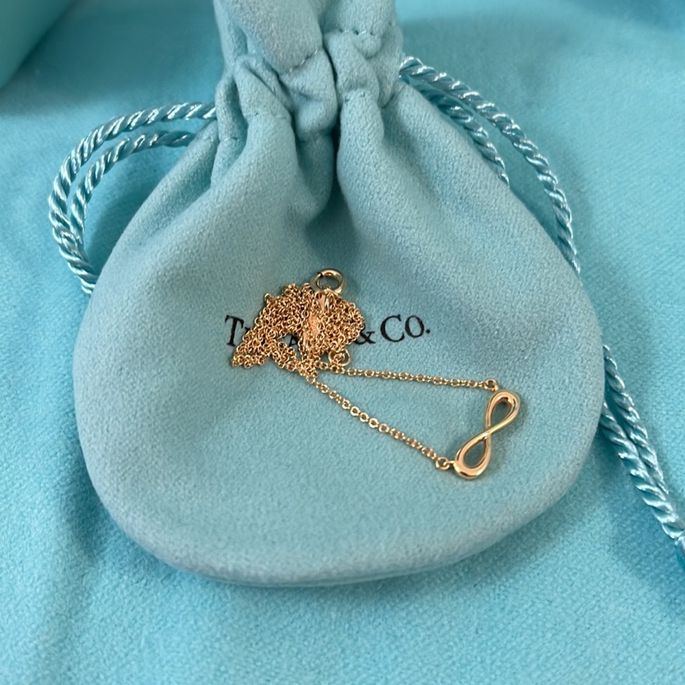 Tiffany & Co. necklace 18” in 750 18k yellow gold.
